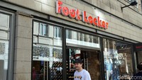 Selanjutnya ada Foot Locker. Toko sneakers ini menyediakan beberapa rilisan eksklusif yang tidak bisa didapatkan di toko sneakers lainnya. (Wahyu/detikcom)