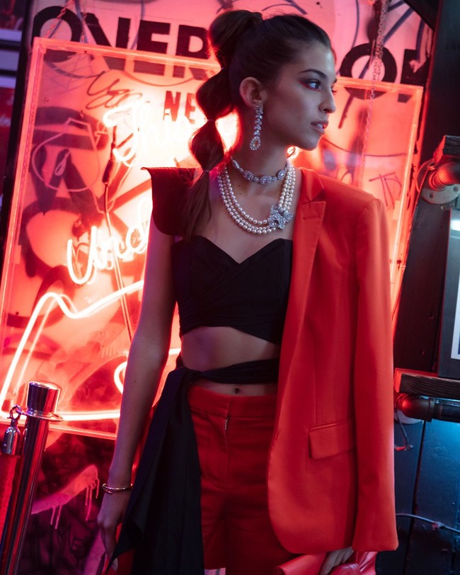 Untuk acara pesta atau malam hari, Marina Testino hanya mengganti T-shirt putih dengan bralette hitam yang membuat penampilannya lebih glamor seketika. Foto: Instagram/@marinatestino