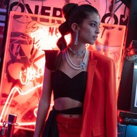 Untuk acara pesta atau malam hari, Marina Testino hanya mengganti T-shirt putih dengan bralette hitam yang membuat penampilannya lebih glamor seketika. Foto: Instagram/@marinatestino