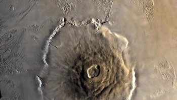 Gunung berapi terbesar yang diketahui di tata surya adalah Olympus Mons, yang terletak di Mars. Ini kira-kira tiga kali lipat ketinggian Gunung Everest. Foto: NASA