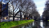 Perjalanan berkeliling Koenigsalle dimulai dari titik ini. Di tengah sebuah kanal kuno yang dibangun pada 1804. Kanal ini dihiasi dengan pohon chestnut di kanan-kirinya (Wahyu/detikcom) 