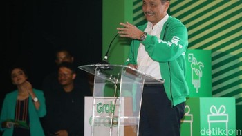 Luhut mengatakan pemerintah akan mencari cara untuk membantu para startup untuk berkembang. Mulai dari membantu membina hingga mencari regulasi yang pas untuk para startup.