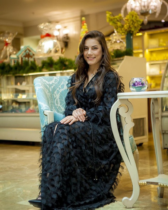 Petinju berambut cokelat ini dinobatkan sebagai atlet paling seksi Kazakhstan. Namanya pun jadi perbincangan setelah rumor dirinya akan melakukan pemotretan sebagai model di majalah Playboy. Foto: Instagram @sharipova_firuza