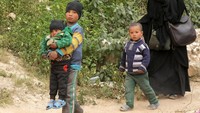 Pasukan SDF yang didukung Amerika Serikat dilaporkan telah menahan lebih dari 5.000 milisi asal Suriah dan mancanegara sejak Januari lalu. Mereka ditempatkan di berbagai penjara, sementara perempuan dan anak-anak ditempatkan di kamp pengungsi. REUTERS/Issam Abdallah.