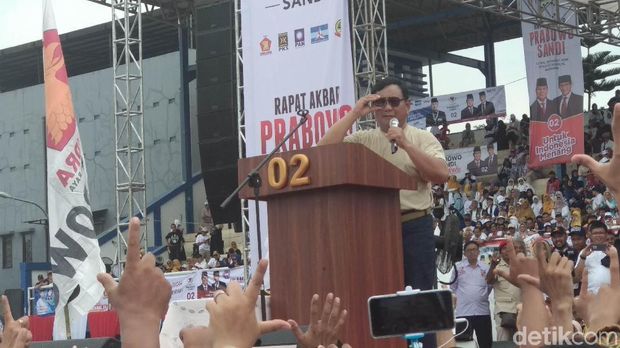 Kampanye di Bandung, Prabowo Lempar Topi dan Baju ke Pendukung