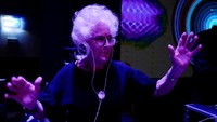Ia pun kerap memainkan beragam jenis musik, mulai dari rock, balada, latin, dan tentunya disko. REUTERS/Kacper Pempel