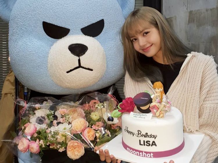 Ekspresi Lucu Lisa BLACKPINK saat Diberi Kejutan di Hari Ulang Tahunnya