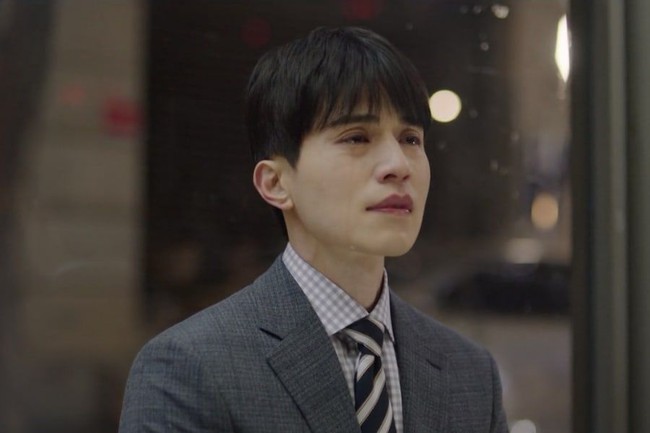 Salah satu adegan paling emosional yang dilakukan Lee Dong Wook di Touch Your Heart adalah ketika dia menangis hingga banjir air mata saat duduk sendirian di halte bus sambil memandangi bilbboard yang menampilkan video iklan Oh Jim Sim. Foto: Dok. TVN