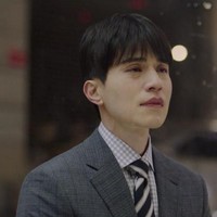 Salah satu adegan paling emosional yang dilakukan Lee Dong Wook di Touch Your Heart adalah ketika dia menangis hingga banjir air mata saat duduk sendirian di halte bus sambil memandangi bilbboard yang menampilkan video iklan Oh Jim Sim. Foto: Dok. TVN