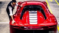Dari atas mobil, terlihat jelas bodi mobil lebih besar pada bagian roda depan, kemudian menyempit tajam, menciptakan lekukan garis pada pinggang mobil di sekitar pintu belakang kemudian kembali melebar di bagian ekor mobil.