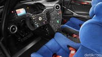 Bagian interior sangat mirip dengan mobil asal dengan penyatuan roll cage ke dalam bodywork. Bagian samping dasbor telah dirancang ulang dari versi 488 GT3, seperti halnya kursi dan panel pintu dan yang paling terbaru adalah bagian serat karbon yang tidak memiliki pengaruh pada berat mobil.