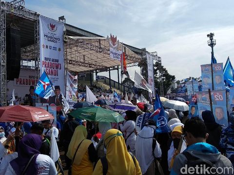 Pendukung Prabowo-Sandi Padati Area Kampanye Akbar di Bandung