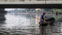 Warga menyisir Kali Cagak untuk mengumpulkan sampah plastik. Sampah-sampah plastik yang tersebar di kali itu sesungguhnya tak hanya berasal dari warga sekitar tetapi ada pula yang sampai di kali itu karena terbawa arus.