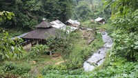 Fasilitas di sini cukup lengkap, tersedia musala, toilet, ruang ganti dan warung yang dikelola oleh penduduk lokal (Yudha Maulana/detikcom)