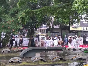 Hujan-hujanan, Pendukung Habib Bahar Setia Tunggu di Luar Pengadilan