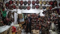 Perajin wayang custom yang juga wayang Betawi, Reza Purbaya (30) memperlihatkan karya seninya berupa wayang di kediamannya di Sunter Jaya, Kamis (28/3).