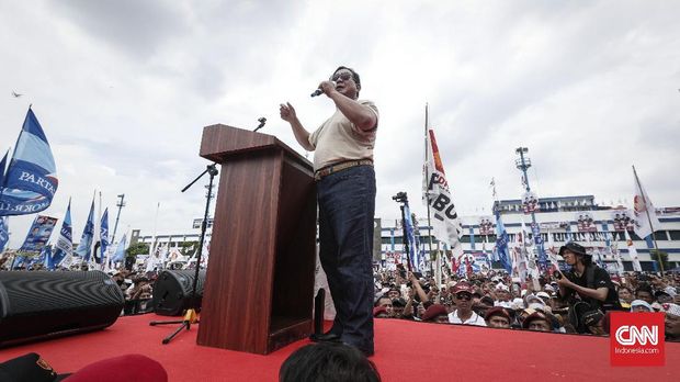 Capres nomor urut 02 Prabowo Subianto melepas kemejanya dalam Rapat Akbar di Stadion Sidolig, Bandung, Kamis (28/3).