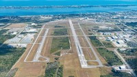 Princess Juliana International Airport di St Marteen berada di peringkat 5. Saat pesawat mendarat di sana, akan melintas pantai yang penuh turis. Jaraknya cukup dekat! (iStock)