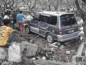 Hiii.... Ada Mobil Masuk Makam di Pasuruan, Fotonya Viral