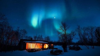 Potret aurora borealis, atau disebut juga sebagai cahaya utara, ini diabadikan di Islandia. Selain itu, penampakan langit ini juga dapat ditemukan di Alaska, Kanada, dan Swedia. Foto: (dok Agoda)