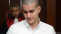 Ia pun tampak gugup dan tak bisa menjawab pertanyaan awak media soal kepindahan agama yang dianutnya itu. Pool/Ismail/detikFoto.