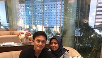 Dengan pemandangan kota yang indah, acara makan malam romantis Fadel dan Muzdalifah semakin manis. Foto: Instagram @fadelislami.rakhmat/@muzdalifah999