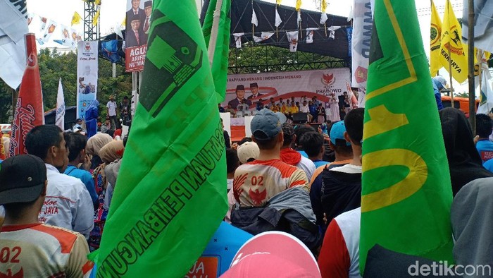 Di antara kerumunan massa, ada yang membawa bendera PPP dan PBB, yang merupakan pendukung pasangan 01.