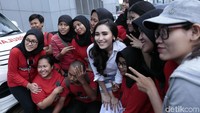 Ayu Ting Ting saat ditemui usai tampil di Brownis Trans TV, Kapten Tendean, Jakarta Selatan pada Kamis (28/3). Pool/Palevi S/detikFoto.