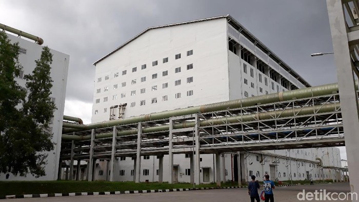 PT Rayon Utama Makmur (RUM) pabrik serat sintetis terus berjuang untuk menghilangkan bau busuk dari limbahnya. Meski telah memasang tiga unit wet scrubber atau alat pengurai bau, tetap saja masih diprotes warga.