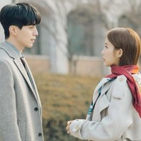 Jelang tamatnya Touch Your Heart, Lee Dong Wook dan Yoo In Na memberikan bocoran mana adegan di serial drakor tersebut yang menjadi favorit mereka. Seperti dikutip Soompi, Yoo In Na mengungkapkan adegan favoritnya ada di episode tiga ketika tokoh Kwon Jung Rok yang diperankan Lee Dong Wook memakaikannya scarf yang sebelumya jatuh tertiup angin. Episode tiga menunjukkan perkembangan Oh Jim Sim (diperankan Yoo In Na) yang sebelumnya banyak melakukan kesalahan saat menjadi sekretaris di kantor pengacara ke titik bisa melakukan hal yang menggerakkan hati klien sekaligus hati Kwon Jung Rok, ujar In Na. Foto: Dok. tvN