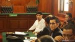 Kepalan Tangan dan Salam Dua Jari Dhani di Sidang Idiot