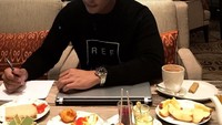 Ditemani buah, puding, kue, hingga secangkir kopi, begini pose Fadel saat tengah serius bekerja di salah satu kafe mewah. Foto: Instagram @fadelislami.rakhmat/@muzdalifah999