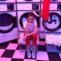 Tentu saja, Marina tak membiarkan setelan jas yang dipakainya itu kotor. Sesekali ia mencuci jas dan celana merah andalannya itu agar tetap bersih.Foto: Instagram/@marinatestino