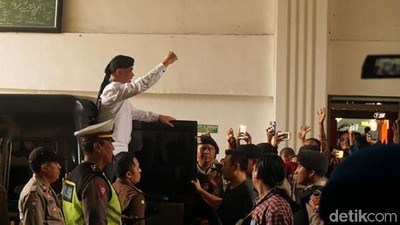 Kepalan Tangan dan Salam Dua Jari Dhani di Sidang Idiot
