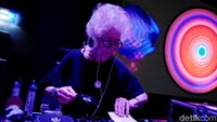 Wirginia Szmyt (80) menarik perhatian masyarakat dunia karena masih aktif berprofesi sebagai DJ di usia senja.