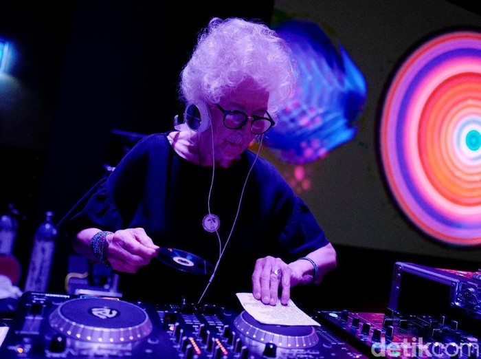 DJ Tertua di Polandia Profesi DJ tak hanya populer di kalangan anak muda. Seorang nenek 80 tahun di Polandia menarik perhatian dunia karena masih aktif jadi DJ di usia senja.