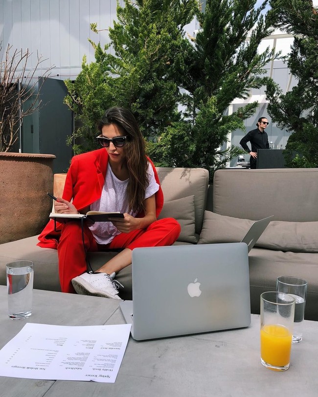 Marina Testino memakai setelan merah hampir ke manapun dia pergi. Wanita pemilik situs belanja Point of View ini hanya menambahkan T-shirt putih sebagai dalaman busananya. Foto: Instagram/@marinatestino