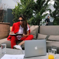 Marina Testino memakai setelan merah hampir ke manapun dia pergi. Wanita pemilik situs belanja Point of View ini hanya menambahkan T-shirt putih sebagai dalaman busananya. Foto: Instagram/@marinatestino