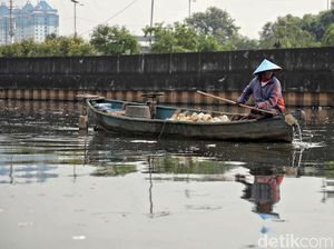 Mendulang Rupiah dari Sampah Plastik di Kali Cagak