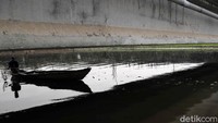 Kegiatan mengumpulkan sampah itu telah menjadi kegiatan sehari-hari warga sekitar. Tak sedikit yang menghabiskan waktunya seharian untuk mengumpulkan sampah sebelum nantinya dijual kembali.