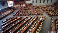 Sejumlah agenda yang dibahas dalam paripurna ini antara lain Pembicara tingkat II/pengambilan keputusan terhadap RUU tentang pengesahan persetujuan antara pemerintah Republik Indonesia dan pemerintah federal Rusia tentang kerjasama di bidang pertahanan, dan Pembicara tingkat II/pengambilan keputusan terhadap RUU tentang penyelenggara ibadah haji dan umroh.