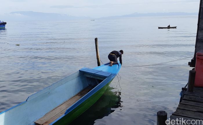 Nelayan dan pengecer BBM di Pulau Madapolo, Halmahera Selatan. (Danu Damarjati/detikcom) Nelayan dan pengecer BBM di Pulau Madapolo, Halmahera Selatan. (Danu Damarjati/detikcom)