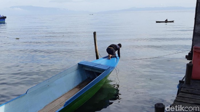 Nelayan dan pengecer BBM di Pulau Madapolo, Halmahera Selatan. (Danu Damarjati/detikcom)