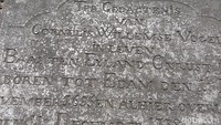 Deretan nama-nama khas orang Belanda, tertulis pada nisan. Kebanyakan orang dikuburkan di sini adalah pelaut dan serdadu Eropa yang mati karena penyakit tropis saat datang ke Hindia Belanda (Muhammad Idris/detikcom) 