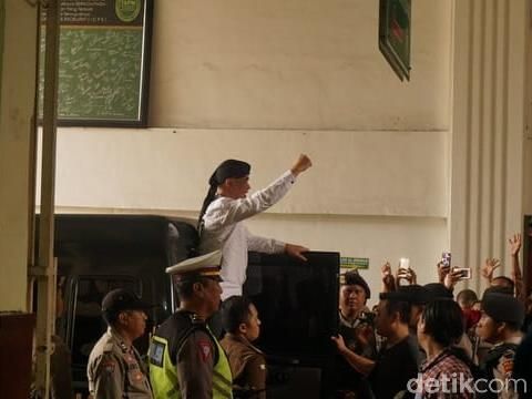 Ahmad Dhani kepalkan tangan usai salam 2 jari/