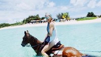 Menikmati laut dengan kuda di Anguilla, perairan di Karibia. (janetgunngratefulgardenia/Instagram)