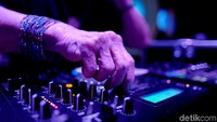 Saat sedang pentas, berbagai musik dari bermacam-macam aliran dimainkan oleh nenek yang dulunya bekerja sebagai guru tersebut. Berbagai aliran musik, mulai dari disko, rock, hingga samba telah ada di daftar musik yang siap ia mainkan.
