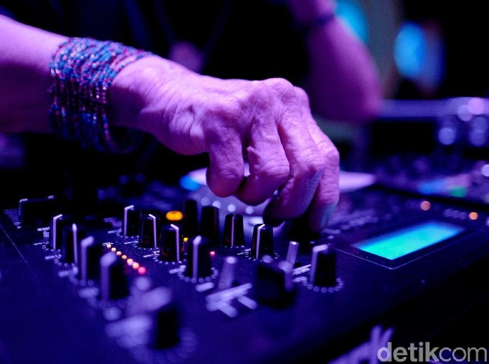 Profesi DJ tak hanya populer di kalangan anak muda. Seorang nenek 80 tahun di Polandia menarik perhatian dunia karena masih aktif jadi DJ di usia senja.
