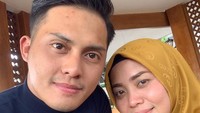 Nama Fadel Islami mulai mendapatkan perhatian setelah ia menjalin hubungan serius dengan Muzdalifah, mantan istri Nassar KDI. Lewat Instagram Fadel dan Muzdalifah kerap membagikan momen romantis mereka. Foto: Instagram @fadelislami.rakhmat/@muzdalifah999