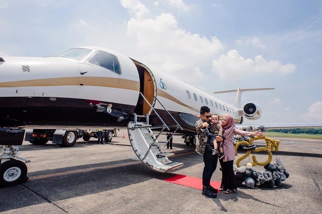 Rachel Vennya yang kini semakin populer di Instagram dengan followers lebih dari 3,2 juta itu memberikan hadiah istimewa untuk sang suami Niko. Dia menyewa pesawat jet untuk mengajak jalan-jalan pria yang sudah memberinya satu anak itu. Aksinya ini pun viral dan membuat heboh netizen. Jiwa misqueen qu menggelora kenchang, tulis netizen di halaman komentar Instagram Rachel Vennya. baru 25thn yaallah karirnya sukses semoga bang @okintph selalu ingat sm Allah SWT yaa dan selalu diberi keberkahan aminn.., tulis netizen lainnya yang kagum pada pasangan Rachel dan Niko. Foto: Instagram @rachelvennya